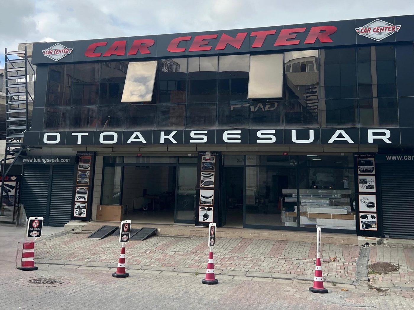 Mağaza girişinde montaja alınan araç – CarCenter Yenibosna